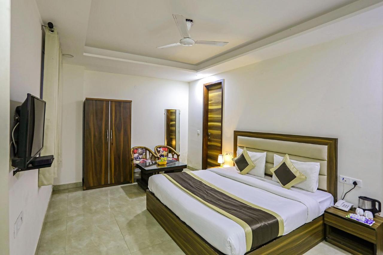 Fabhotel White House Bnb - Nr Yashobhoomi Convention Centre دلهي المظهر الخارجي الصورة